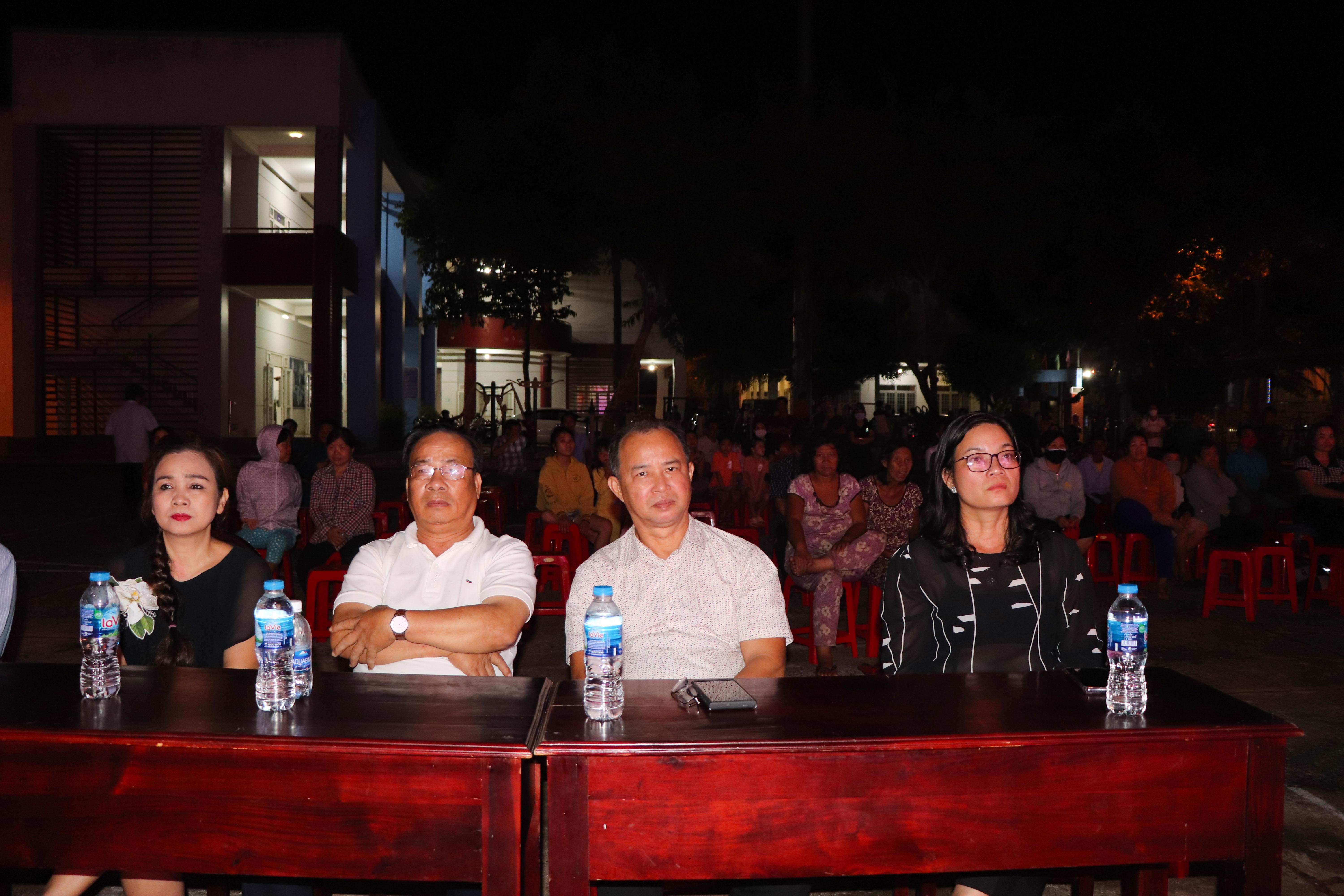 Ông Huỳnh Kim Sơn (thứ hai từ phải vào), Phó Bí thư Thường trực Huyện ủy Xuyên Mộc; ông Phạm Diêm, Giám đốc Trung tâm Văn hóa - Nghệ thuật tỉnh và các đại biểu dự chương trình biểu diễn nghệ thuật Sắc màu Châu Ro.