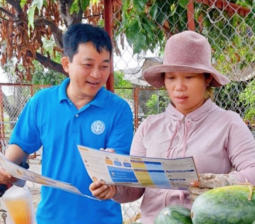 Cán bộ BHXH huyện Long Điền tuyên truyền người dân hiểu các chính sách của BHXH.