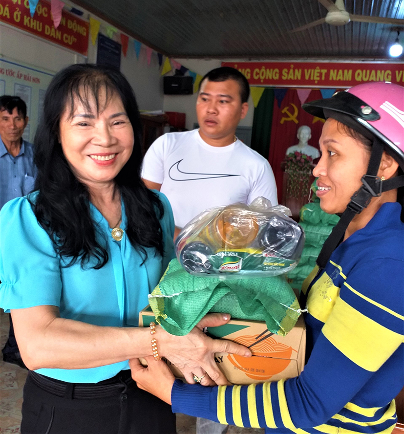 Bà Nguyễn Thị Hoa, Chi hội trưởng Hội phụ nữ ấp Hải Sơn (ngoài cùng bên trái) tặng quà cho hội viên có hoàn cảnh khó khăn.