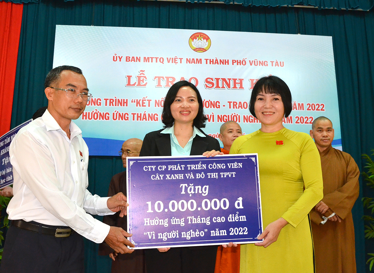 Đại diện Công ty CP phát triển công viên cây xanh và đô thị Vũng Tàu trao bảng tượng trưng ủng hộ UBMTTQ Việt Nam TP.Vũng Tàu hưởng ứng Tháng cao điểm 
