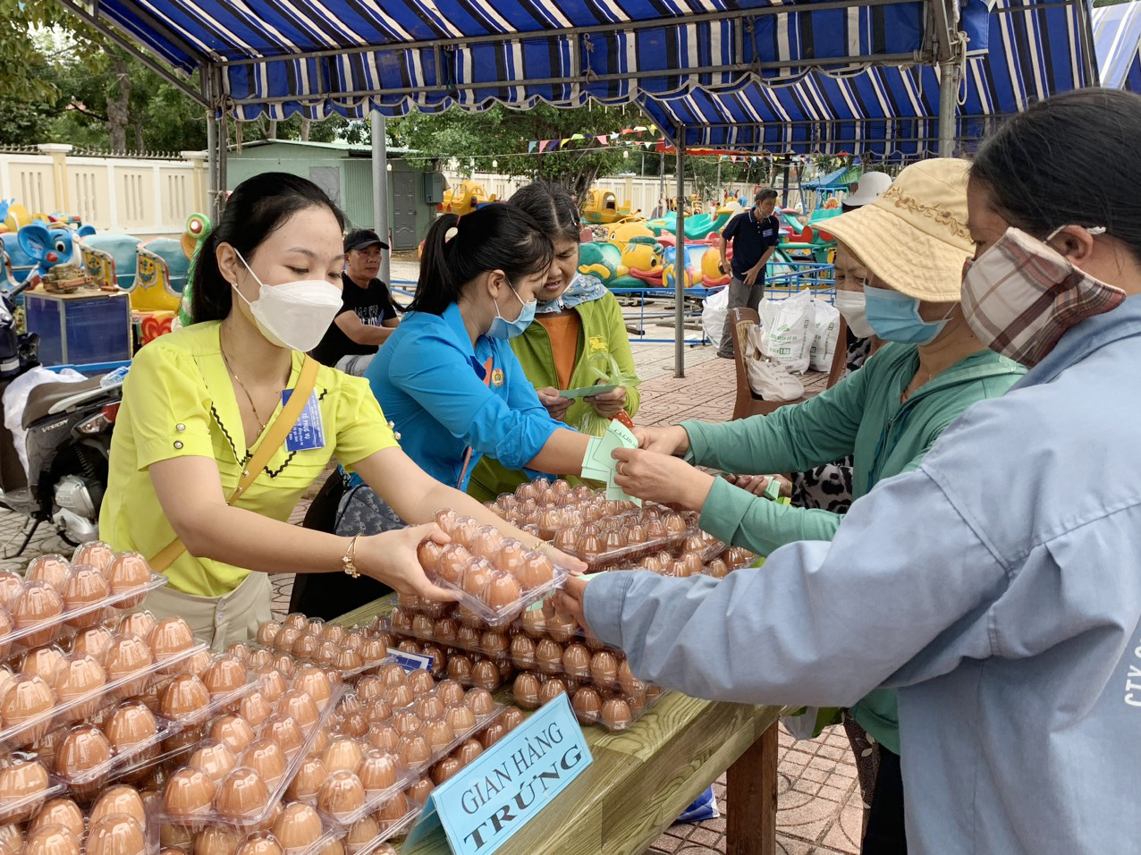 Người nghèo, người khó khăn đến 