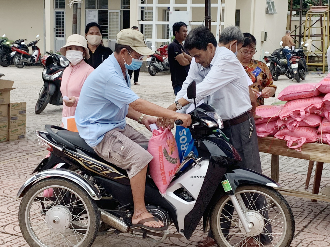 Phiên chợ ý nghĩa dành cho hộ nghèo, hộ đặc biệt khó khăn.