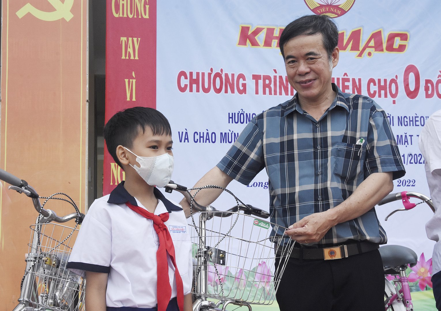 Ông Huỳnh Minh, Chủ tịch Ủy ban MTTQ Việt Nam huyện Long Điền trao xe đạp tới học sinh nghèo hiếu học tại buổi lễ.
