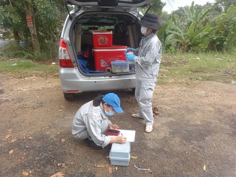 Lực lượng chức năng Sở TN-MT lấy mẫu nước ở sông Dinh để kiểm tra chất lượng nước