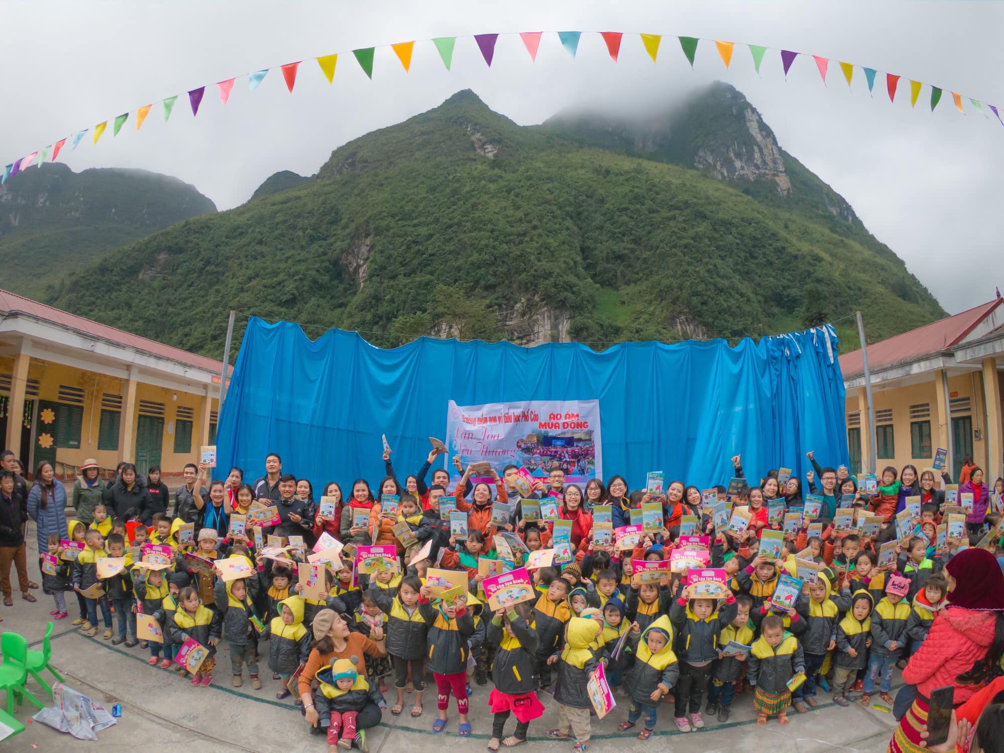 Các thành viên của GNH Vũng Tàu tặng áo ấm cho các em nhỏ miền núi trong chương trình “Áo ấm Hà Giang”. Ảnh: GNH VŨNG TÀU