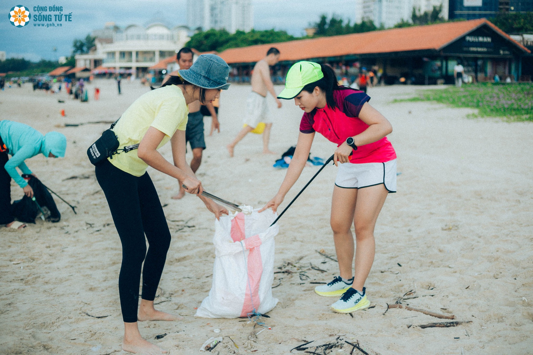 Các thành viên GNH Vũng Tàu tham gia nhặt rác, làm sạch bãi biển tại khu vực Bãi Sau, TP. Vũng Tàu. Ảnh: GNH VŨNG TÀU