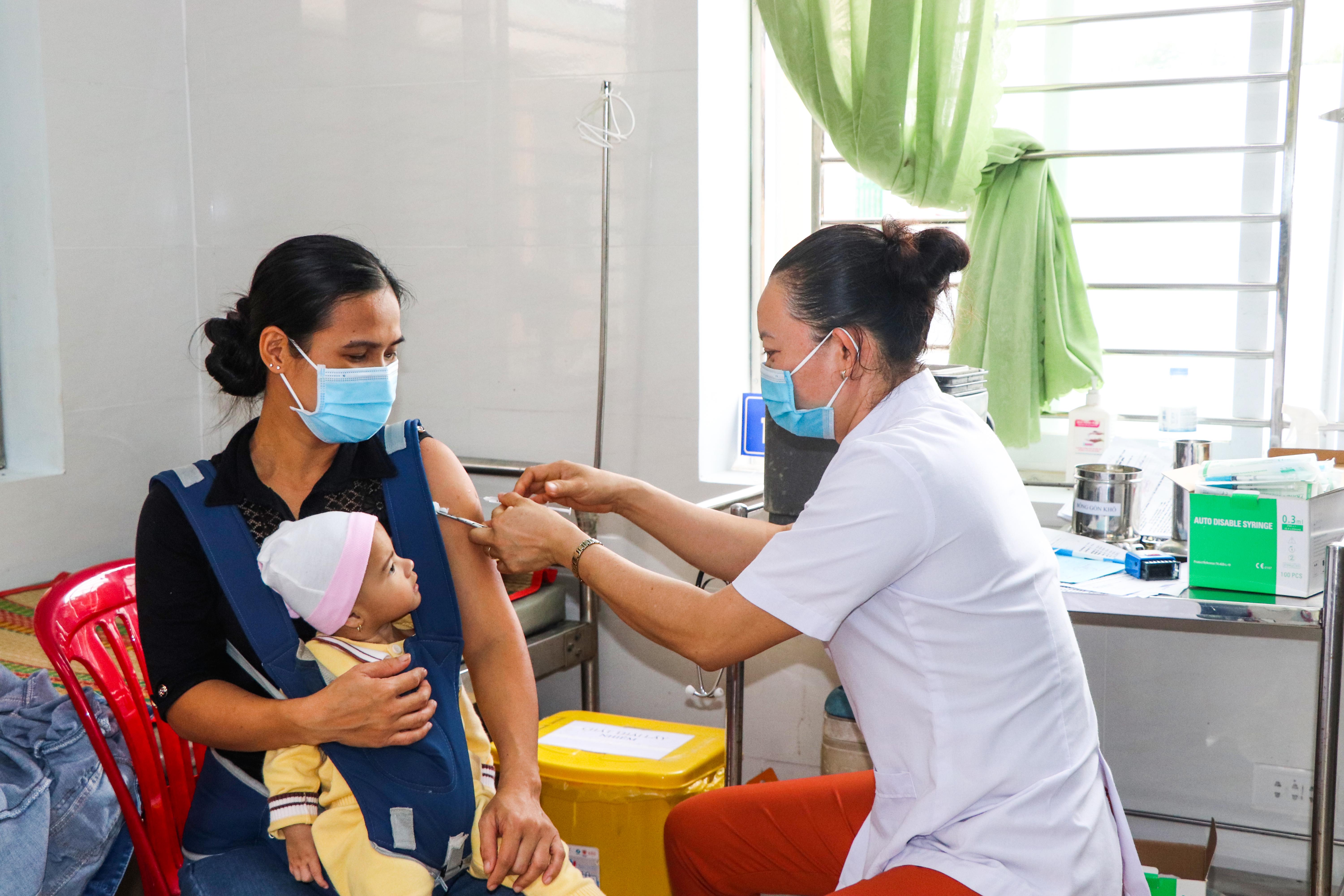 Nhân viên y tế tiêm vắc xin phòng COVID-19 (mũi 4) cho người dân xã Suối Rao.