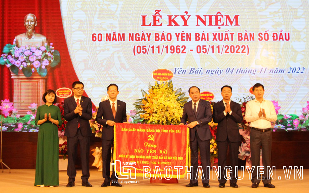 Ông Tạ Văn Long, Phó Bí thư Thường trực Tỉnh ủy, Chủ tịch HĐND tỉnh và lãnh đạo tỉnh Yên Bái trao Cờ lưu niệm tặng Báo Yên Bái.