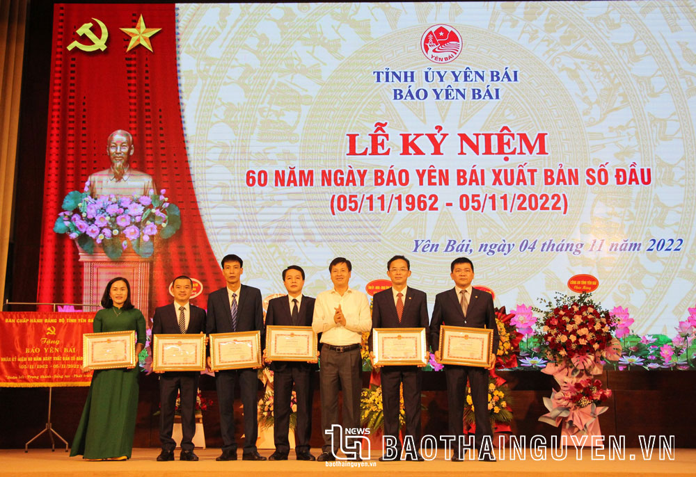 Ông Ngô Hạnh Phúc, Phó Chủ tịch UBND tỉnh Yên Bái trao Bằng khen cho các tập thể, cá nhân của Báo Yên Bái.