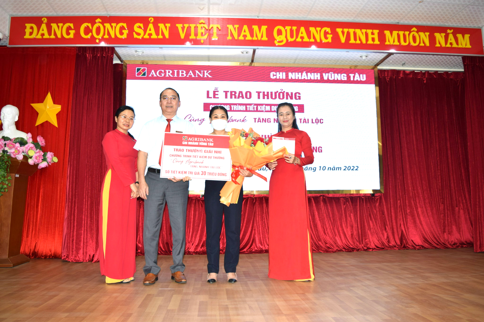 Ông Nguyễn Văn Liệu, Phó Giám đốc Agribank Chi nhánh Vũng Tàu trao giải nhì cho khách hàng.