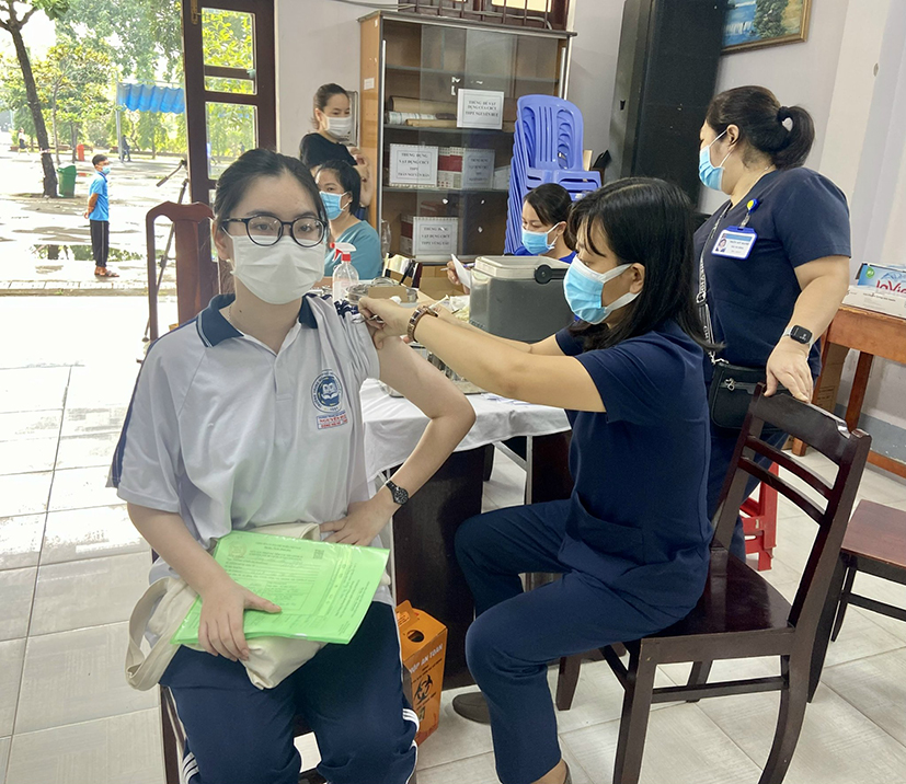 Học sinh Trường THPT Nguyễn Huệ (TP.Vũng Tàu) được tiêm mũi 3 vắc xin phòng COVID-19.