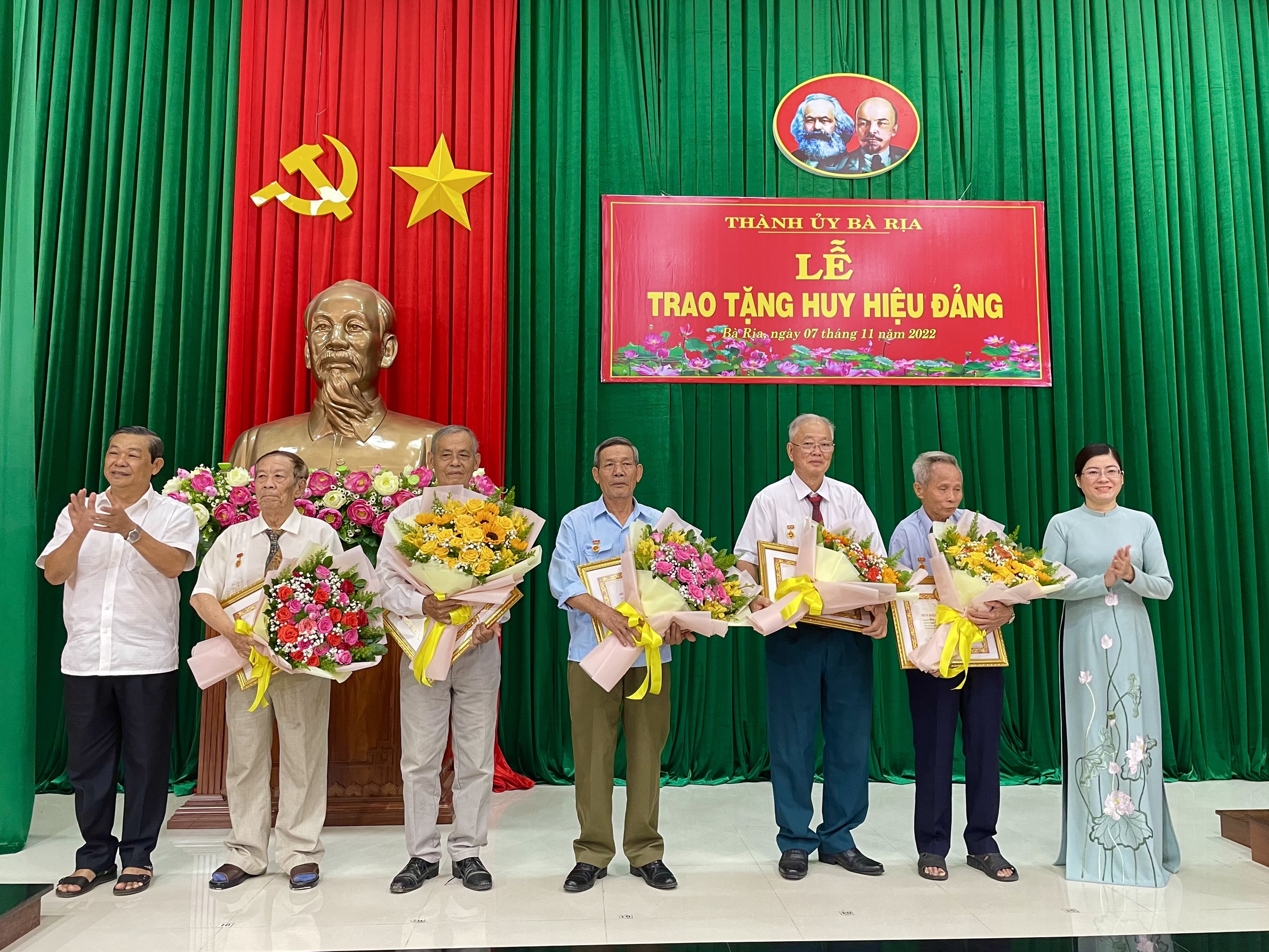 Bà Rịa Lê Thị Thủy, Phó Bí thư Thành ủy Bà Rịa trao Huy hiệu Đảng cho các đảng viên.