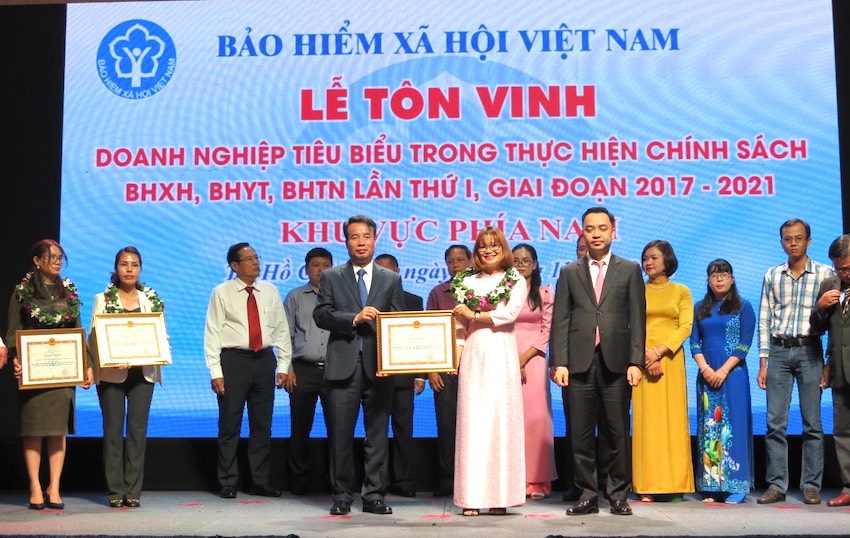 Tổng Giám đốc BHXH Việt Nam Nguyễn Thế Mạnh trao Bằng khen đến Công ty TNHH E-TOP Việt Nam.