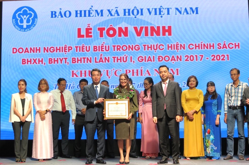 Tổng Giám đốc BHXH Việt Nam Nguyễn Thế Mạnh trao Bằng khen đến Công ty Cổ phần Tong Hong Tannery Việt Nam.