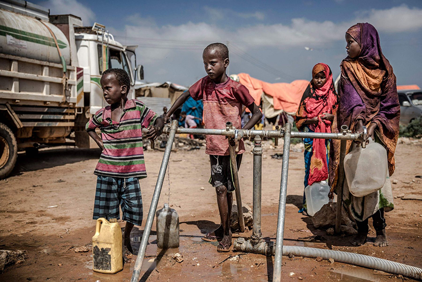 Trẻ em chờ lấy nước tại vòi nước công cộng ở Beledweyne (Somalia).