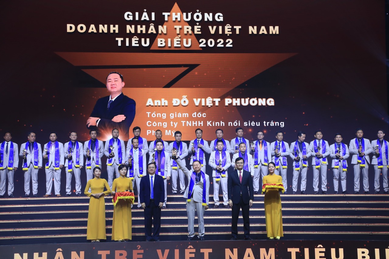 Anh Đỗ Việt Phương, Tổng Giám đốc Công ty TNHH kính nổi siêu trắng Phú Mỹ nhận giải Doanh nhân Sao Đỏ