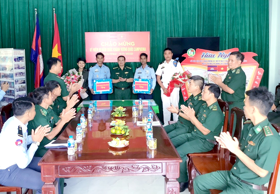 Lãnh đạo Trường Trung cấp Biên phòng 2 tặng quà cho học viên Campuchia.