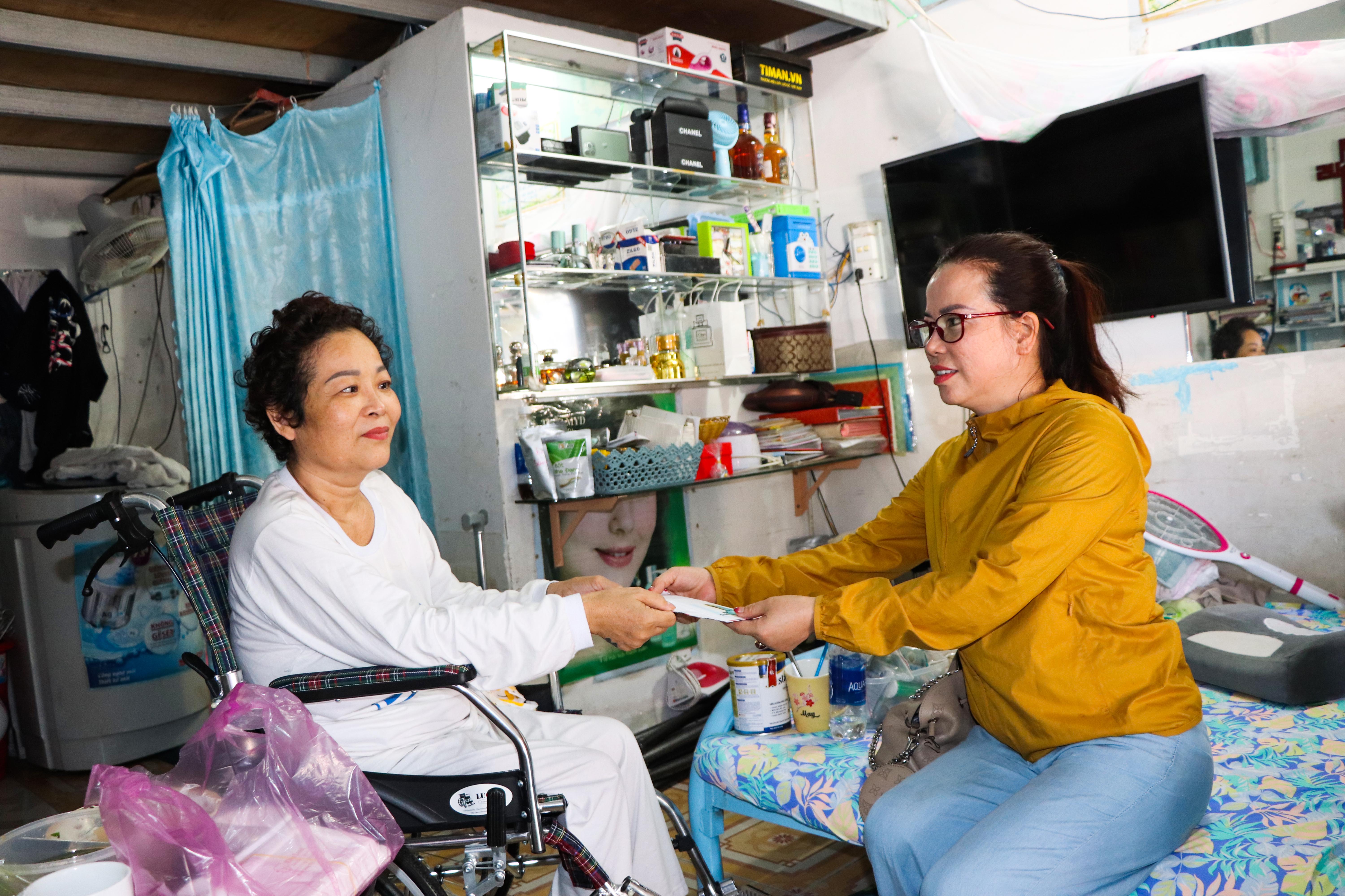 Bà Phạm Thị Hương trao tặng số tiền 5 triệu đồng cho bà Phạm Thị On, ở KP Thạnh Sơn, TT. Phước Bửu bị ung thư, phải nuôi con nhỏ khi không còn khả năng lao động.