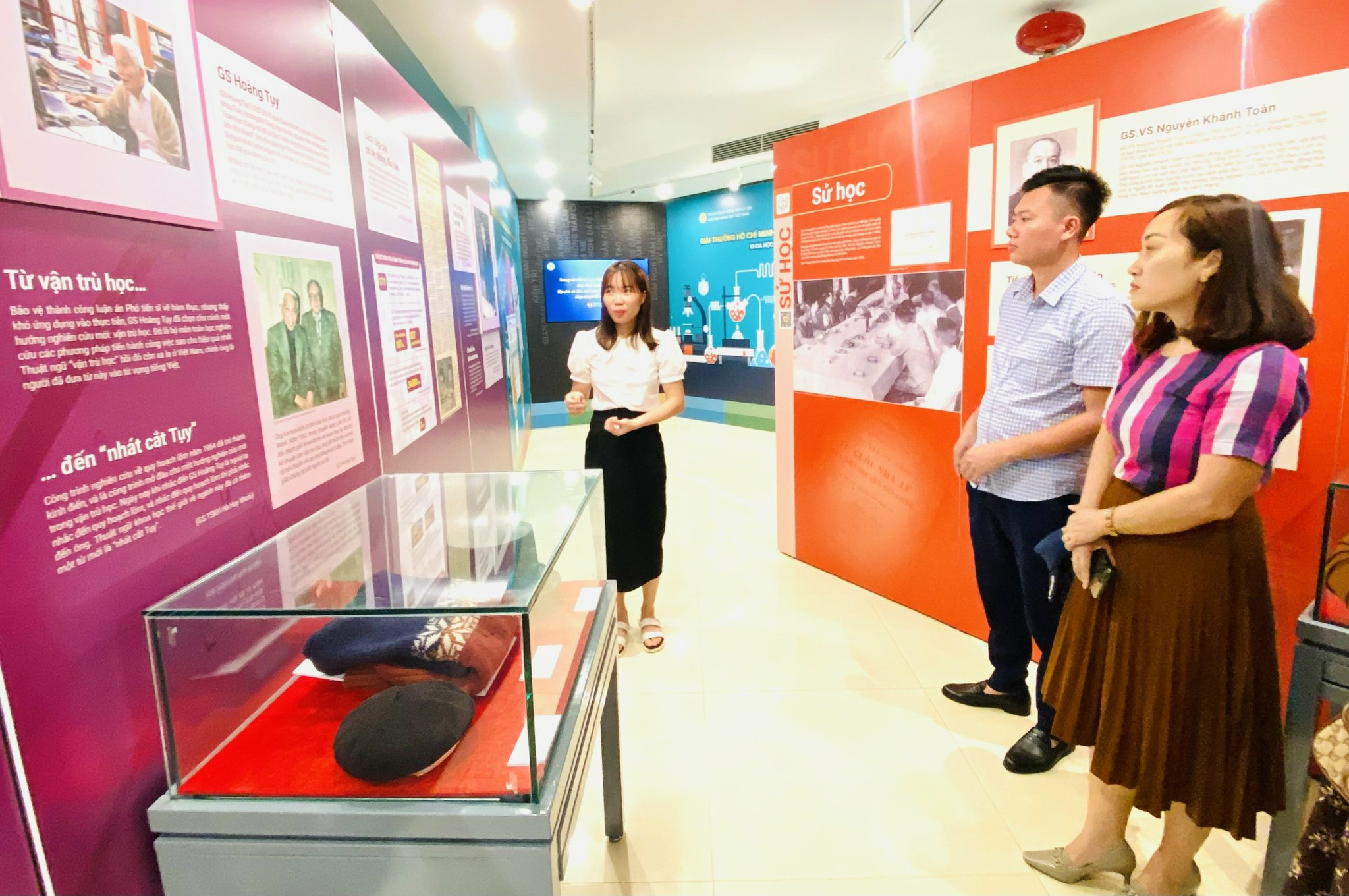 Du khách tham quan khu trưng bày Giải thưởng Hồ Chí Minh trong Công viên di sản các nhà khoa học Việt Nam. Ảnh: MỸ LƯƠNG