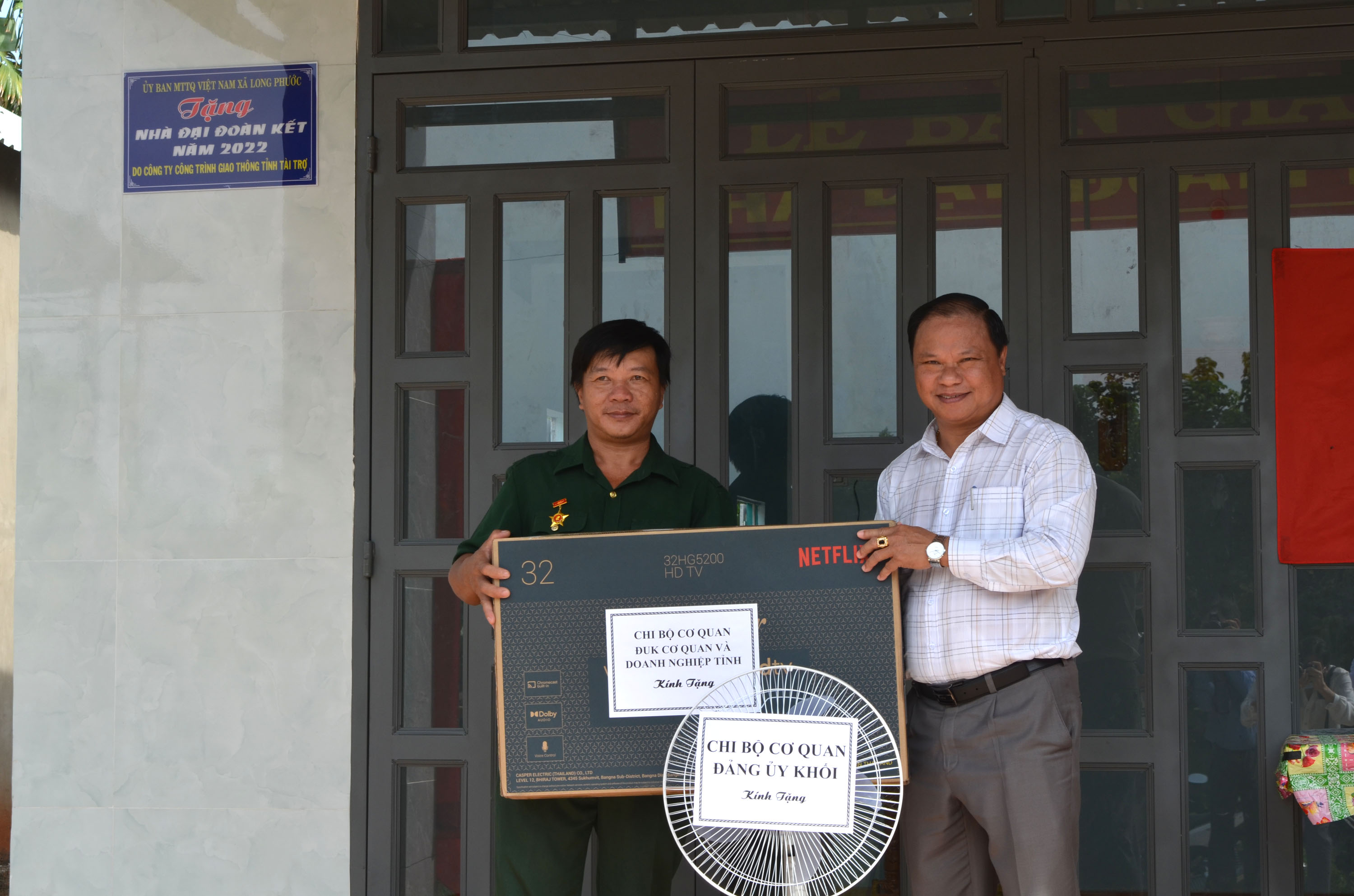 Ông Trần Văn Tám, Phó Bí thư Đảng ủy Khối Cơ quan và Doanh nghiệp tặng quà cho ông Hồ Thanh Tuấn.