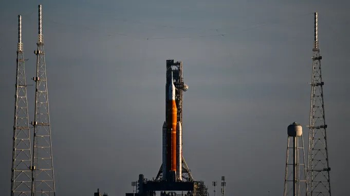 Tên lửa đẩy của hệ thống Artemis 1 tại bệ phóng ở trung tâm vũ trụ Kennedy thuộc Cape Canaveral, bang Florida (Mỹ) ngày 6/9/2022.