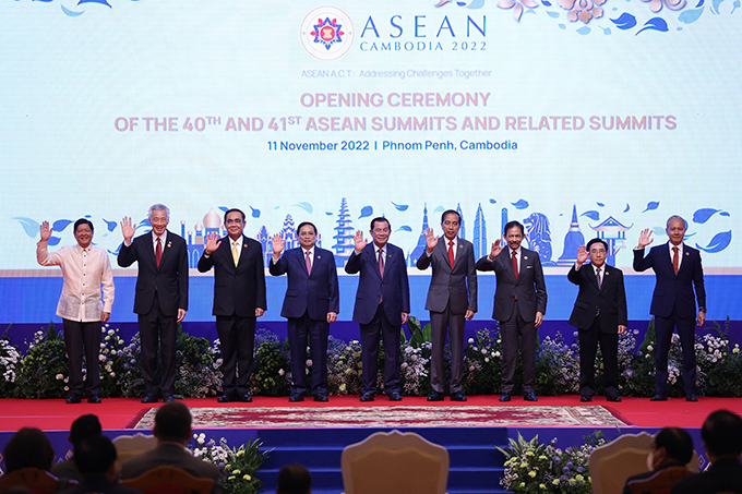 Thủ tướng Phạm Minh Chính và trưởng đoàn các nước ASEAN chụp ảnh chung tại hội nghị. Ảnh: DƯƠNG GIANG