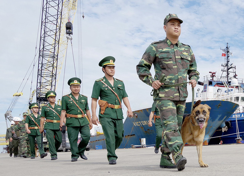 Cán bộ, chiến sĩ Ban Chỉ huy Biên phòng cửa khẩu cảng Bà Rịa-Vũng Tàu tuần tra khu vực cảng Vietsovpetro (TP. Vũng Tàu).