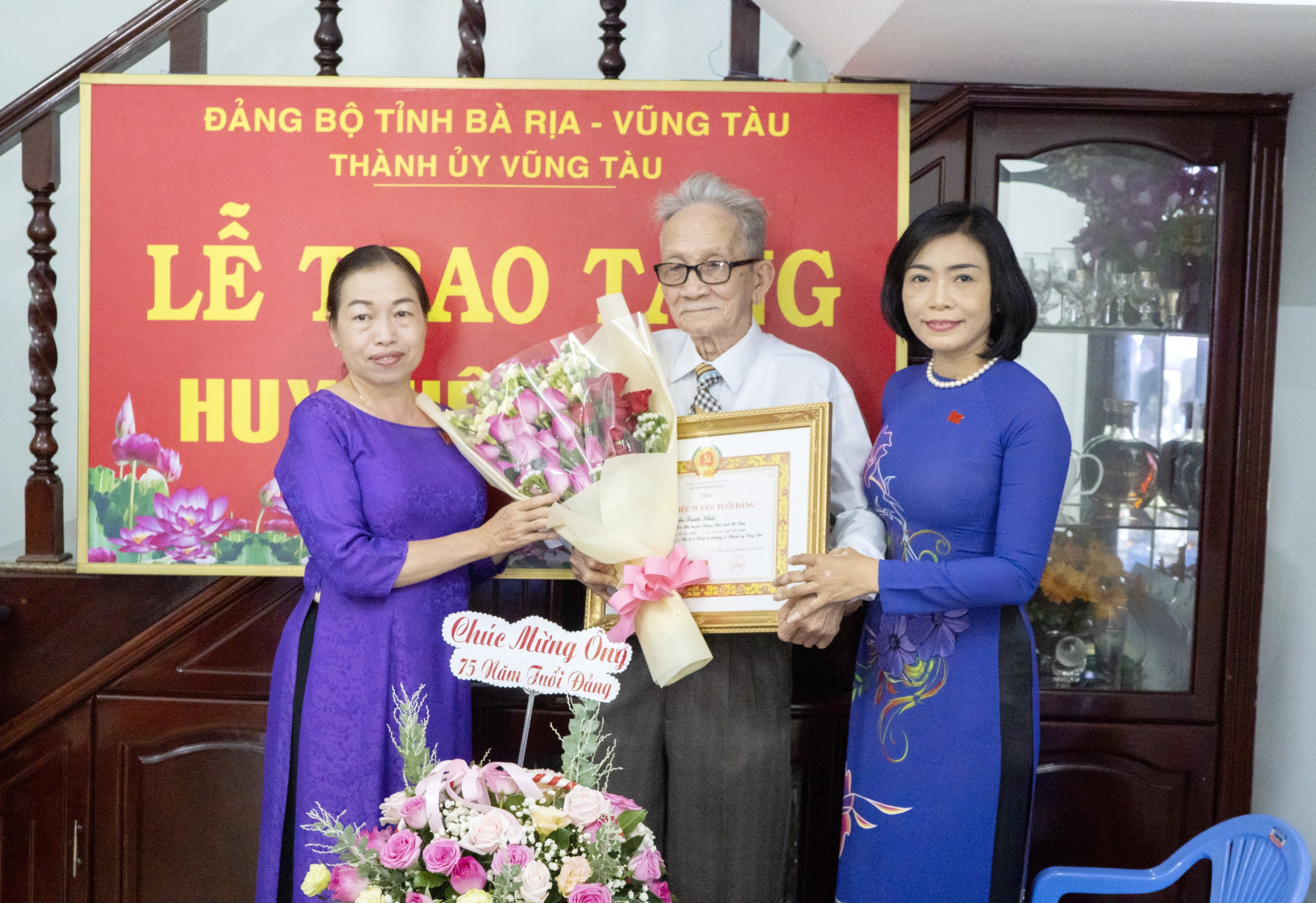 Bà Lê Thị Thanh Bình (bìa phải), Phó Bí thư  Thường trực Thành ủy, Chủ tịch HĐND TP. Vũng Tàu trao Huy hiệu 75 năm tuổi Đảng cho đảng viên  Trần Xuân Khải (Chi bộ 4, Đảng bộ phường 9).