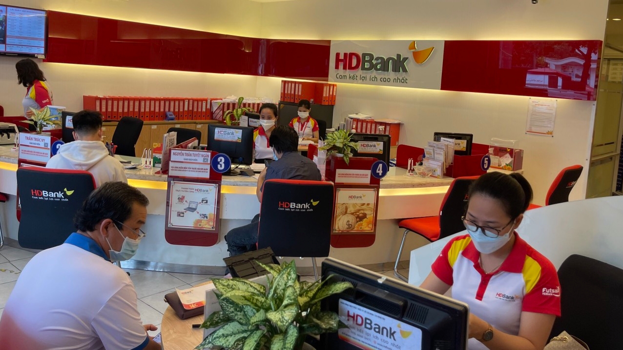 Khách hàng giao dịch tại HDbank, chi nhánh Vũng Tàu.