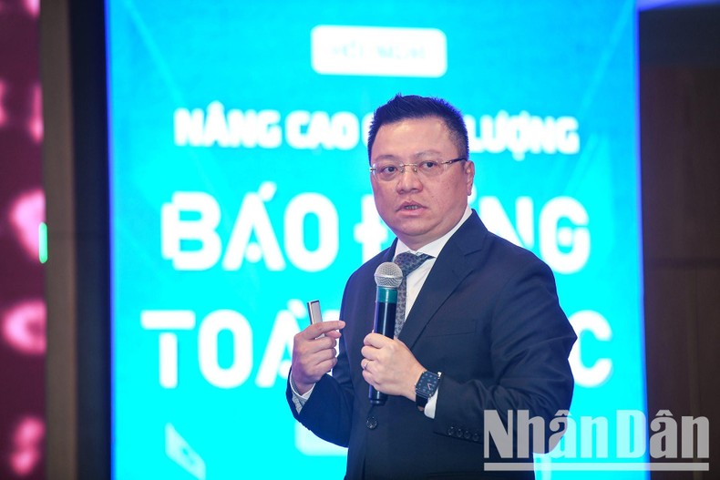 Ông Lê Quốc Minh, Ủy viên Trung ương Đảng, Tổng Biên tập Báo Nhân Dân, Phó Trưởng Ban Tuyên giáo Trung ương, Chủ tịch Hội Nhà báo Việt Nam trình bày Báo cáo tổng quan tình hình chung về hệ thống báo Đảng cả nước.