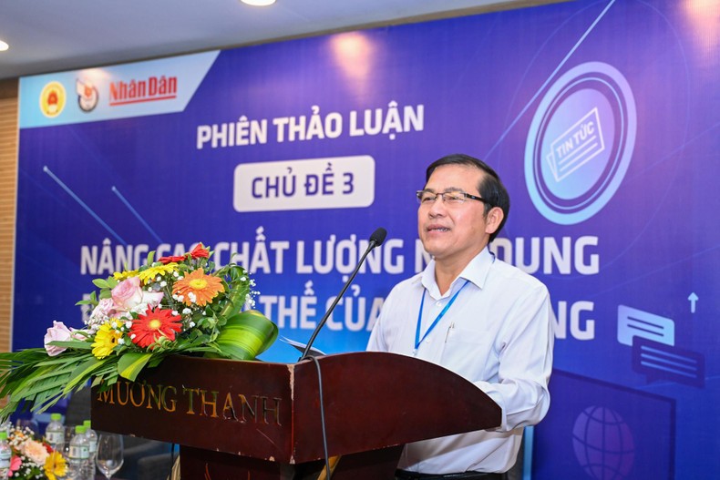 Ông Nguyễn Đức Nam, Tổng Biên tập báo Đà Nẵng phát biểu tham luận.