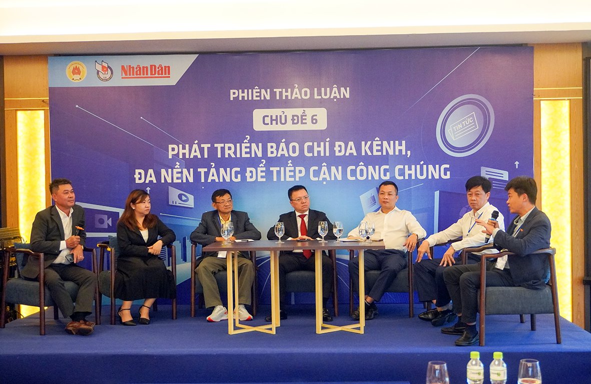 Các đại biểu và diễn giả thảo luận tại phiên thảo luận với chủ đề Phát triển báo chí đa kênh, đa nền tảng để tiếp cận công chúng.