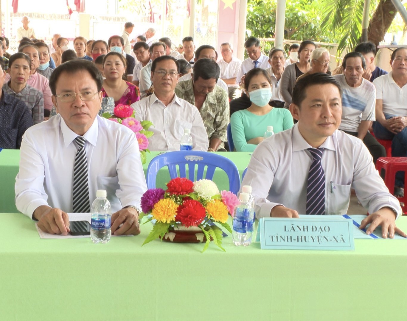 Ông Trần Văn Vui, Chánh án Tòa án nhân dân tỉnh (bên trái); ông Huỳnh Sơn Tuấn, Bí thư Huyện ủy Long Điền dự Ngày hội Đại đoàn kết toàn dân tộc tại ấp Phước Thắng (xã Phước Tỉnh). Ảnh: NGUYỄN TUYỀN