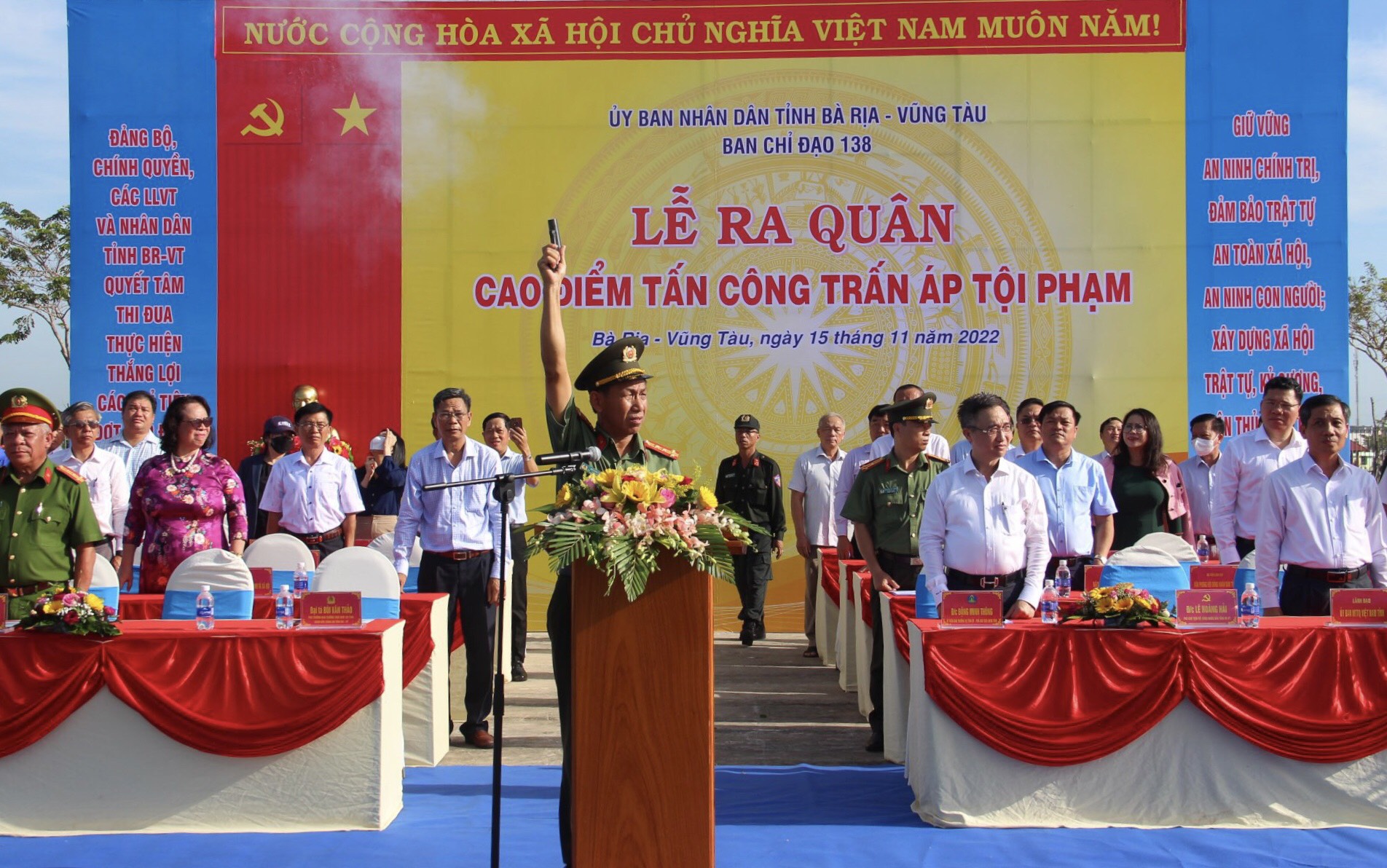 Đại tái Bùi Văn Thảo, Giám đốc Công an tỉnh, Phó Trưởng Ban thường trực BCĐ 138 tỉnh nổ súng phát động đợt ra quân cao điểm trấn áp tội phạm