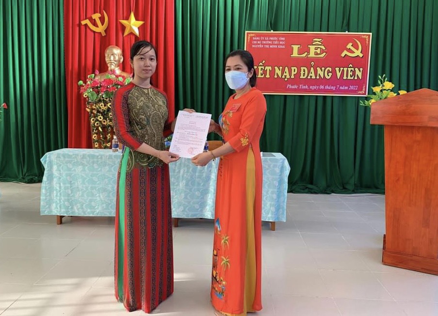 Chi bộ Trường TH Nguyễn Thị Minh Khai (Đảng ủy xã Phước Tỉnh, huyện Long Điền) trao Quyết định kết nạp Đảng cho đảng viên có đạo.