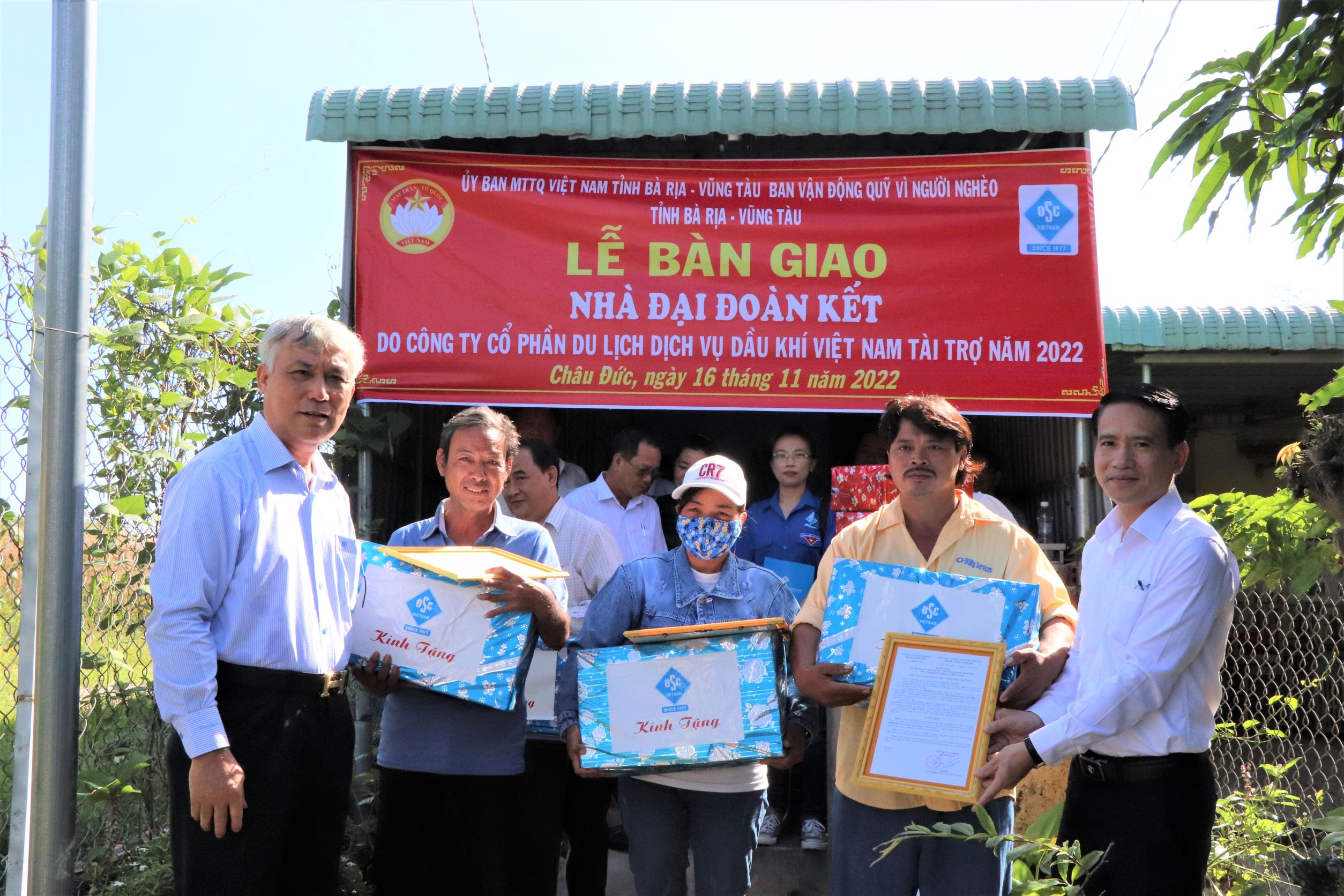 Ông Thái Hồng Cương (bên phải), Bí thư Đảng ủy, thành viên HĐQT OSC Việt Nam; ông Lê Văn Chiến, Tổng Giám đốc OSC Việt Nam tặng quà cho các gia đình tại lễ bàn giao nhà.