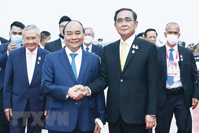 Thủ tướng Thái Lan Prayut Chan-o-cha đón Chủ tịch nước Nguyễn Xuân Phúc tại Sân bay  Không quân Hoàng gia Thái Lan.