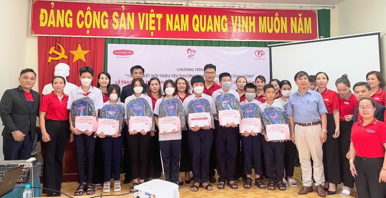 Đại diện Dai-ichi Life Việt Nam trao học bổng cho học sinh có hoàn cảnh khó khăn tại Trường THCS Phú Mỹ (TX. Phú Mỹ).
