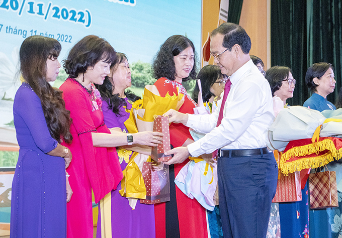Ông Mai Ngọc Thuận, Phó Chủ tịch Thường trực HĐND tỉnh tặng hoa chúc mừng các Nhà giáo ưu tú của tỉnh.