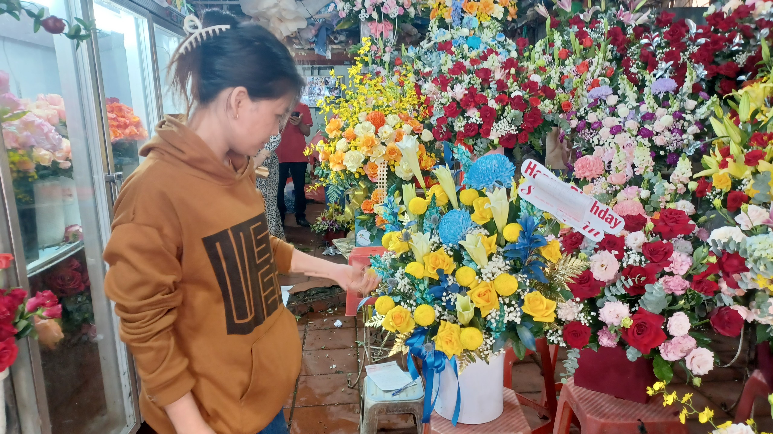 Khách hàng chọn mua hoa tươi tại cửa hàng hoa Hương Huyền,  TP. Vũng Tàu.