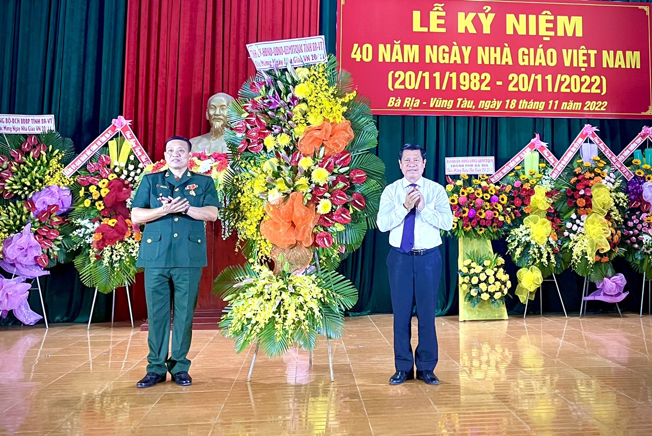Ông Nguyễn Văn Xinh, Ủy viên Ban Thường vụ, Trưởng Ban Tuyên giáo Tỉnh ủy tặng hoa chúc mừng tập thể cán bộ, giáo viên Trường Trung cấp Biên phòng 2.