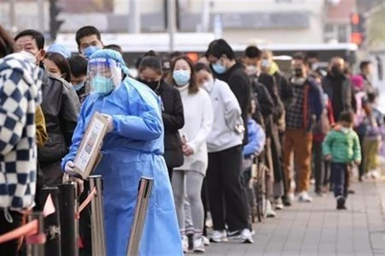 Người dân xếp hàng chờ xét nghiệm COVID-19 tại Bắc Kinh (Trung Quốc).