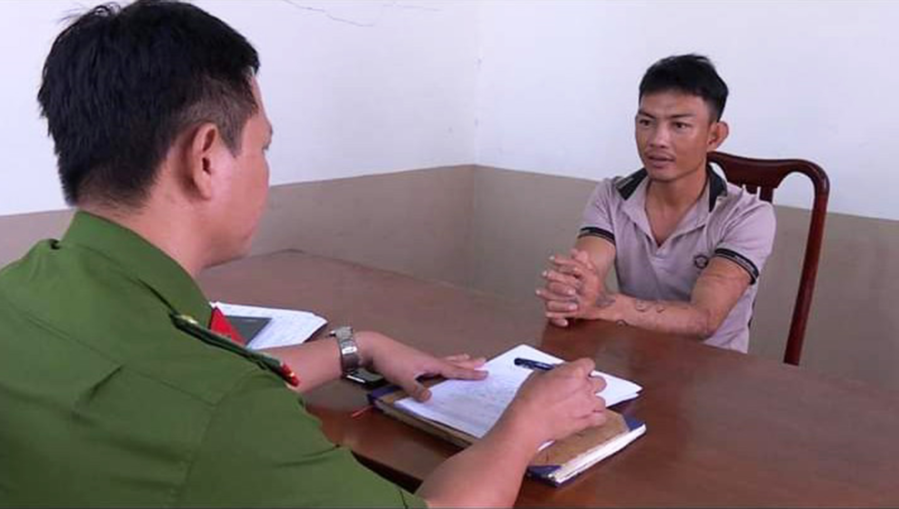 Công an huyện Long Điền lấy lời khai đối tượng bị bắt vi phạm pháp luật về ma túy.