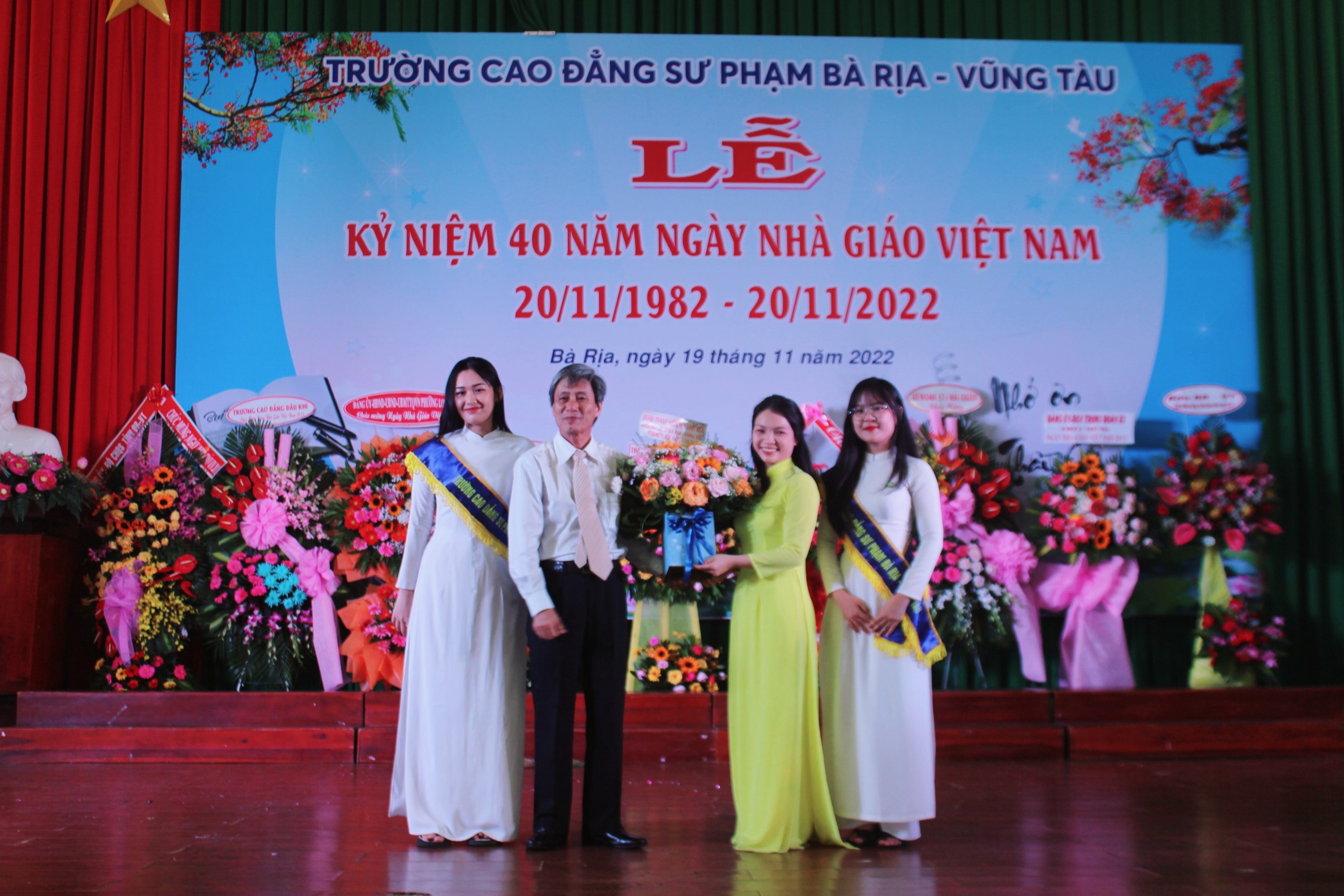 Đại diện SV Trường CĐ Sư phạm Bà Rịa - Vũng Tàu tặng hoa tri ân lãnh đạo, giảng viên nhà trường