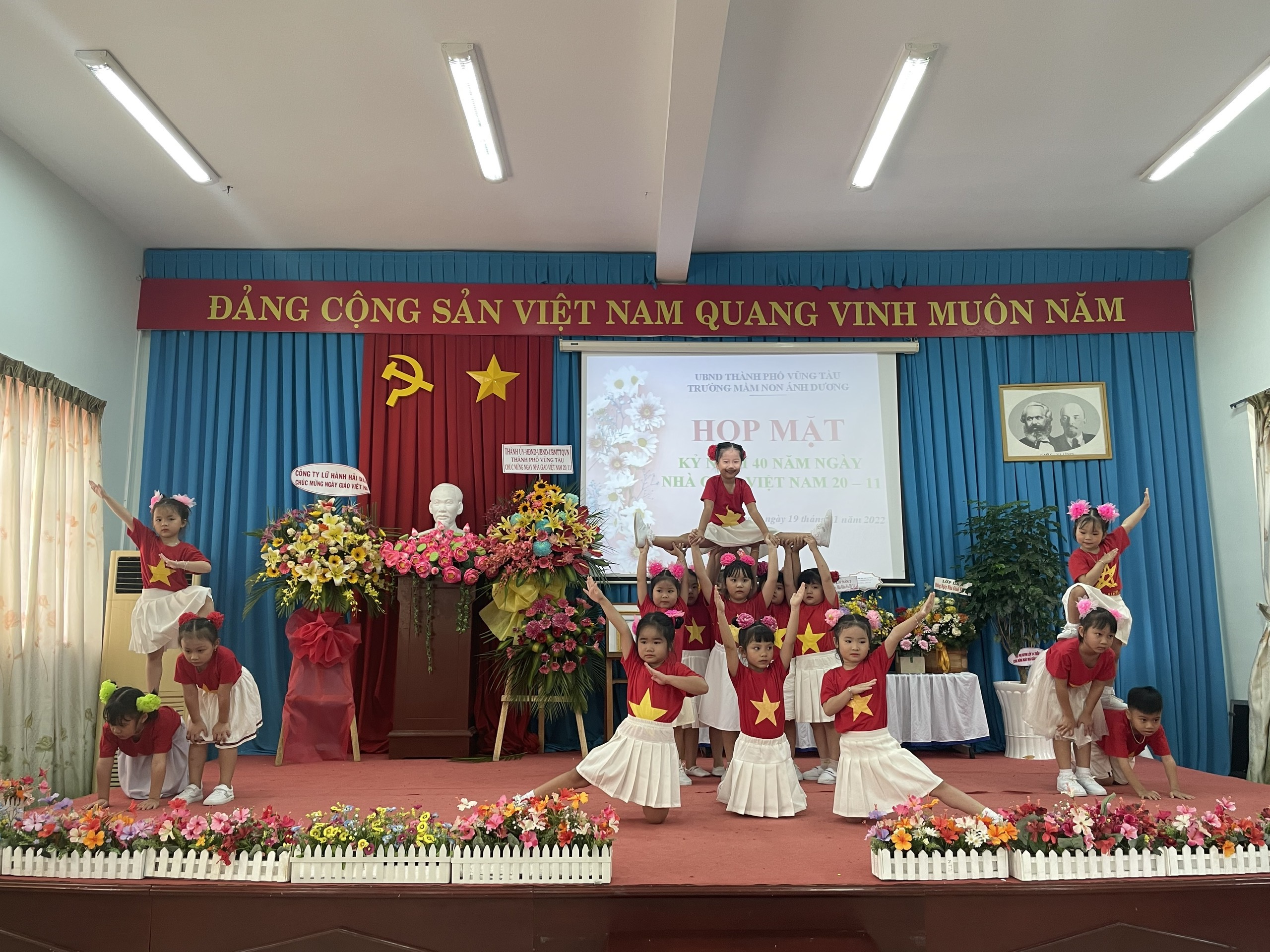 Tiết mục văn nghệ chào mừng Ngày Nhà giáo Việt Nam tại trường Mầm non Ánh Dương, TP.Vũng Tàu. Ảnh: HUYỀN TRANG