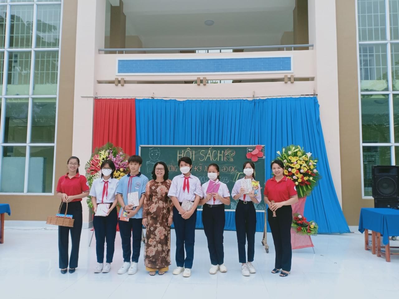Các em HS Trường THCS Nguyễn Trãi được trao quà các phần quà tại chương trình Hội sách.