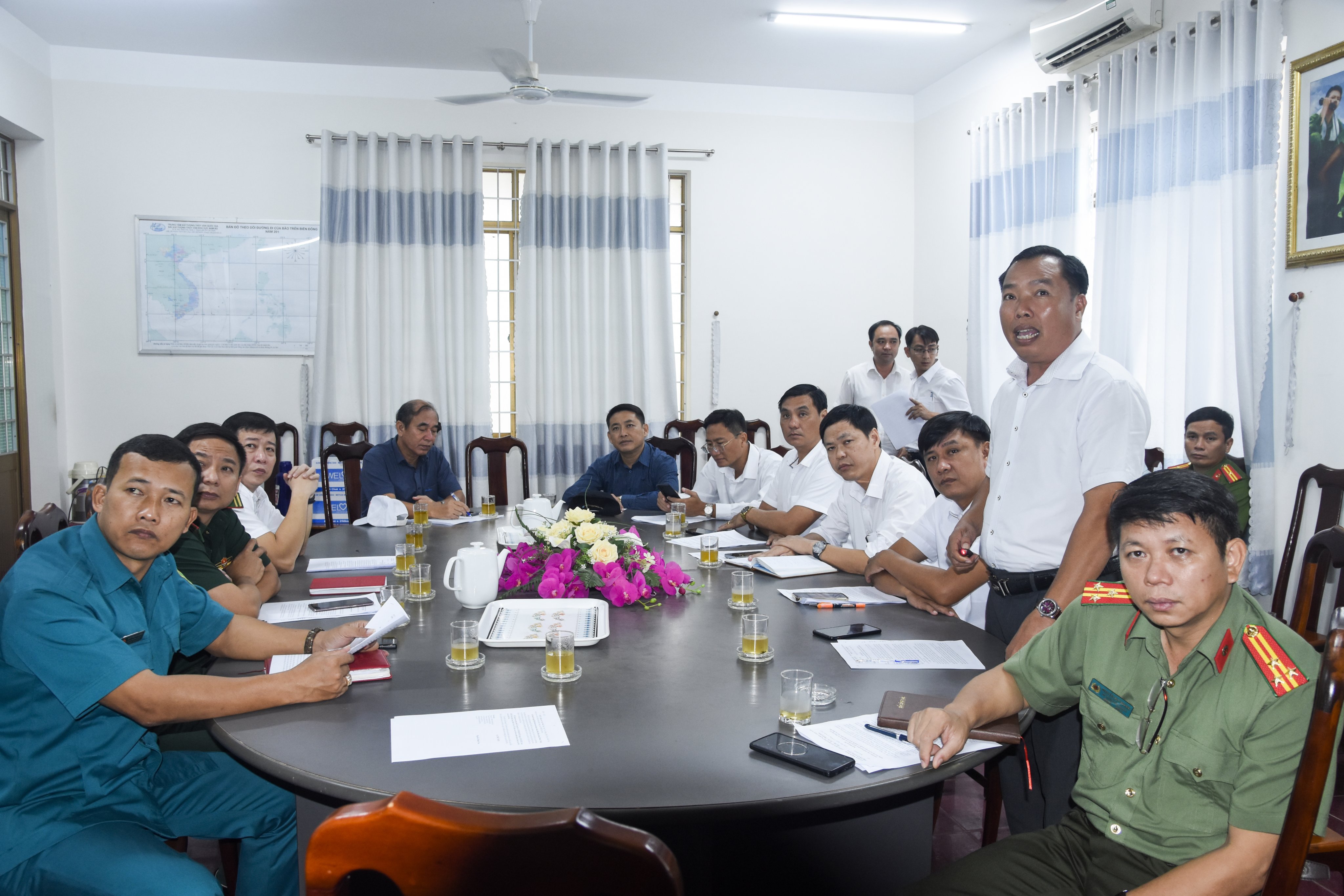 Đoàn làm việc với lãnh đạo UBND thị trấn Long Hải.