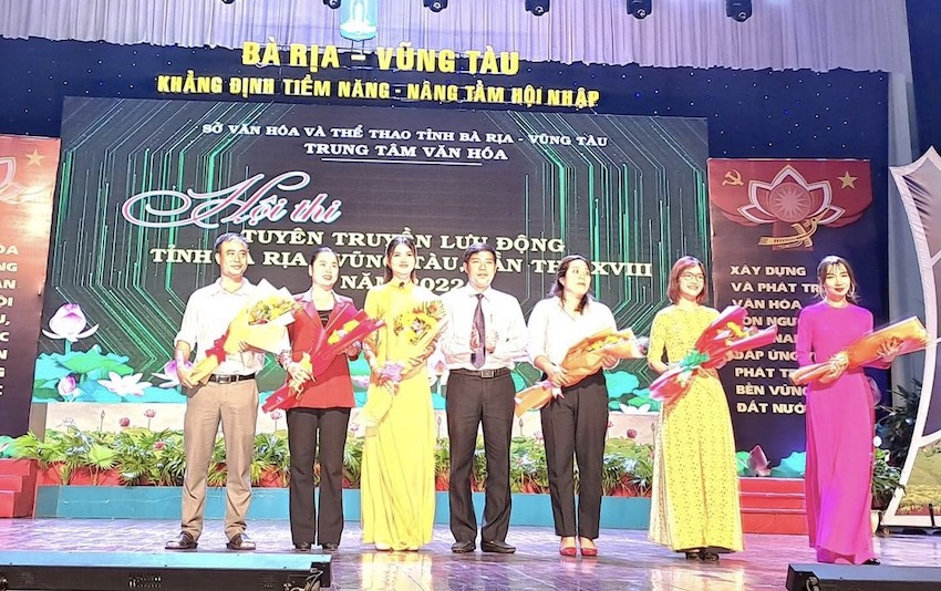 Đại diện Sở Văn hóa - Thể thao tặng hoa các đội tham gia Hội thi.