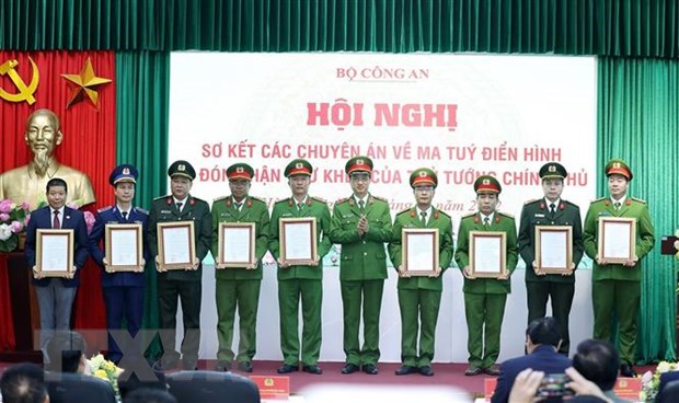 Trung tướng Nguyễn Duy Ngọc, Thứ trưởng Bộ Công an trao Bằng khen của Bộ trưởng Bộ Công an cho các tập thể có thành tích tiêu biểu trong chuyên án về ma tuý. (Ảnh: Dương Giang/TTXVN)