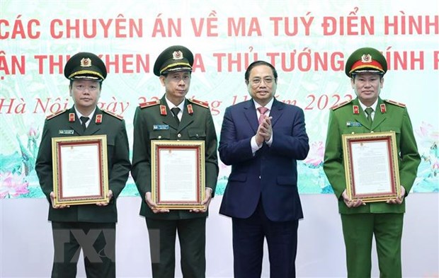 Thủ tướng Phạm Minh Chính trao thư khen cho các tập thể có thành tích xuất sắc trong các chuyên án về ma túy. (Ảnh: Dương Giang/TTXVN)